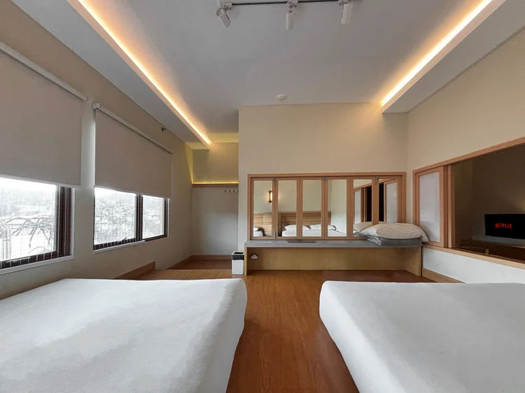 Nami: Dari area tidur: jendela, ruang keluarga, dan smart TV dalam satu pandangan.