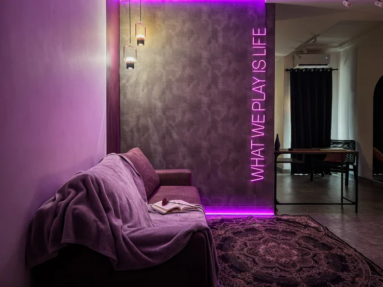 Copenhagen: Tema Copenhagen Neon Art Modern: lampu neon ungu dan sofa bed, studio untuk 5, maks. 7 dengan extra bed.
