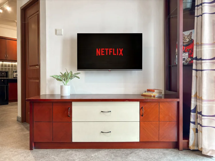 Chicago: Smart TV dengan Netflix di atas konsol kayu, plus cermin kecil di dinding.