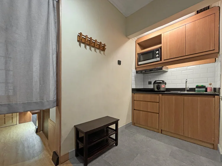 Kawaguchi: Dapur terbuka di balik tirai: microwave, rice cooker, dan kompor induksi.