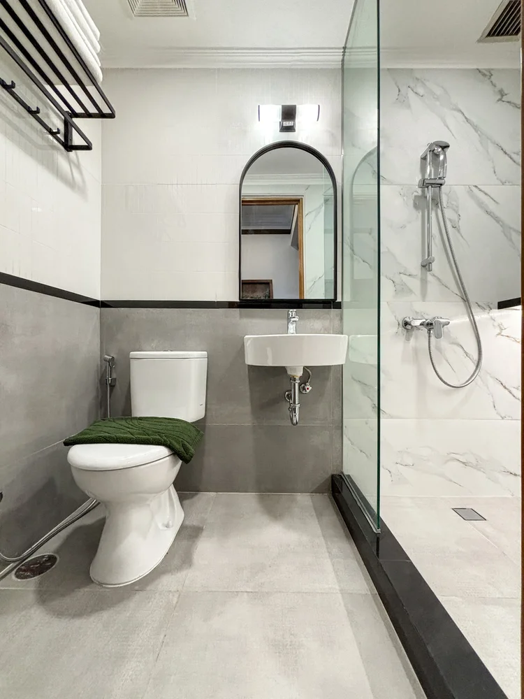 Norfolk: Kamar mandi bernuansa marmer dengan shower air panas.