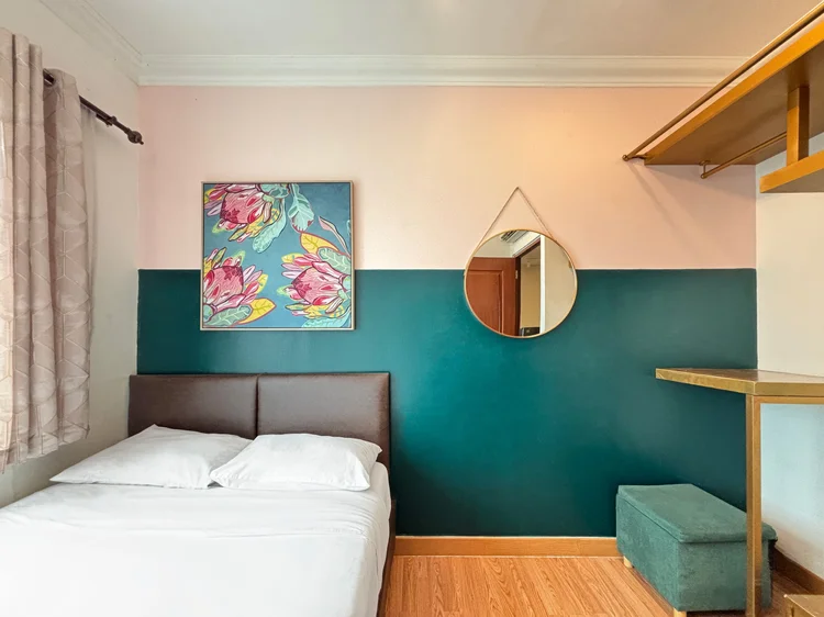 Beverly: Kamar lain, dengan AC sendiri, lemari, dan cermin.