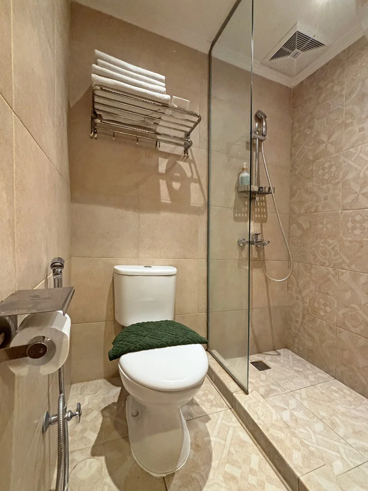 Ubud: Kamar mandi dengan shower berdinding kaca, dibersihkan tim terlatih kami dengan standar CHSE sebelum tiap check-in.