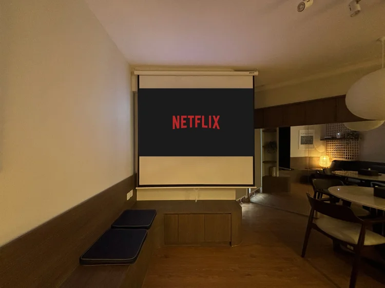 Aoyama: Smart projector dengan Netflix dan layar lebar, nonton bareng ala bioskop di unit.