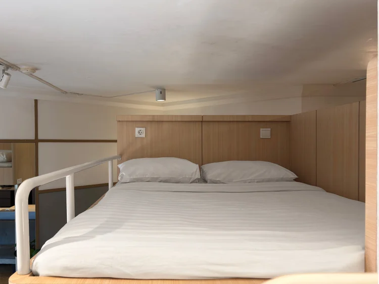 Den Haag: Loft bed dengan pagar pengaman di kedua sisi.