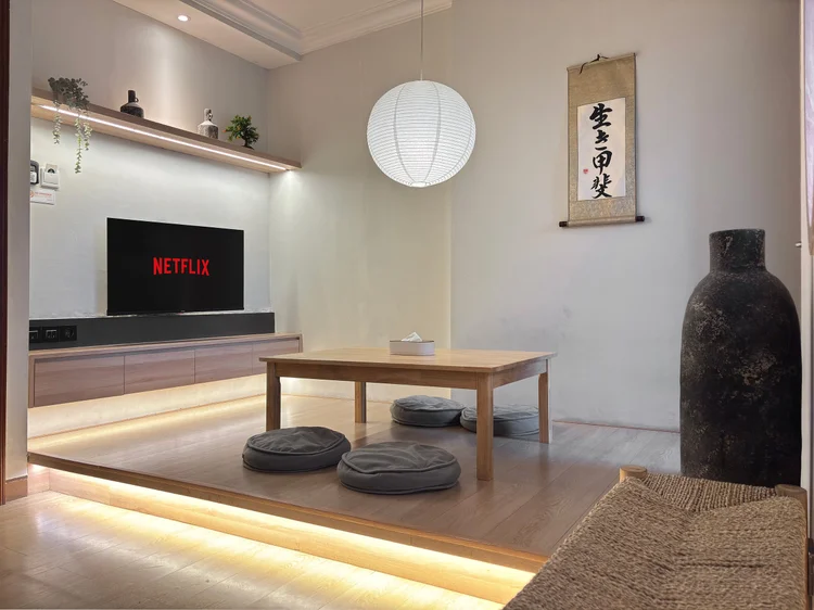 Nagoya: Ruang tengah ala Jepang: meja rendah dengan bantal lantai, smart TV dengan Netflix.