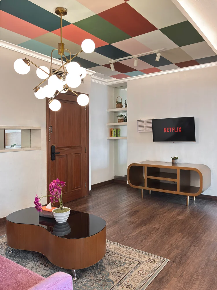 Beverly: Smart TV dengan Netflix di bawah langit-langit bermotif, nonton bareng serombongan.