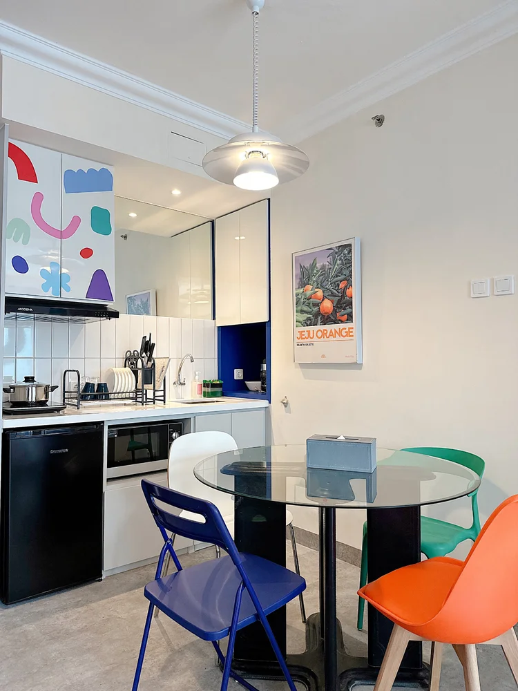 Jeju: Dapur mini dengan kompor dan meja makan sendiri, cukup buat masak dan makan di rumah.