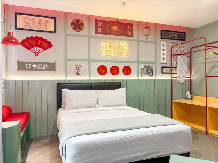 Hong Kong: Small double bed 140 cm dengan lemari terbuka di sampingnya.