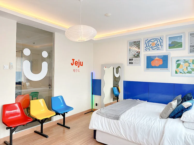 Jeju: Sliding bed Jeju adalah dua queen bed 160 cm yang bisa digabung atau dipisah.