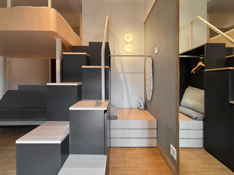Den Haag: Lemari terbuka di bawah loft bed, cukup untuk menyimpan pakaian tamu.