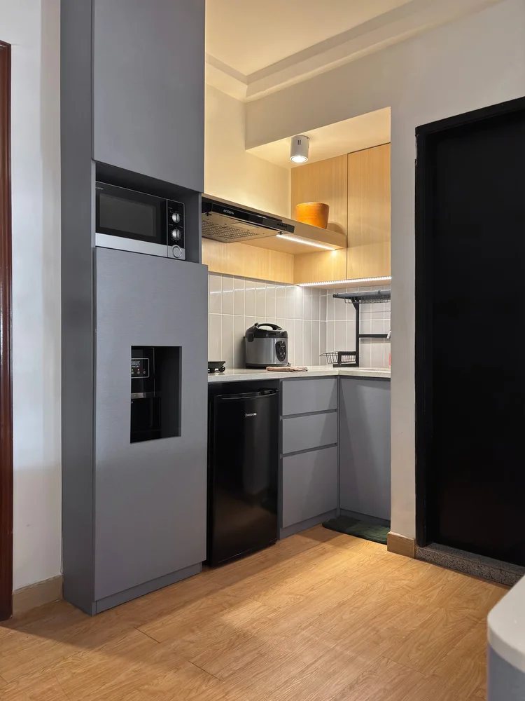 Den Haag: Dapur kecil dengan kulkas mini dan rak microwave, di bawah loft bed.