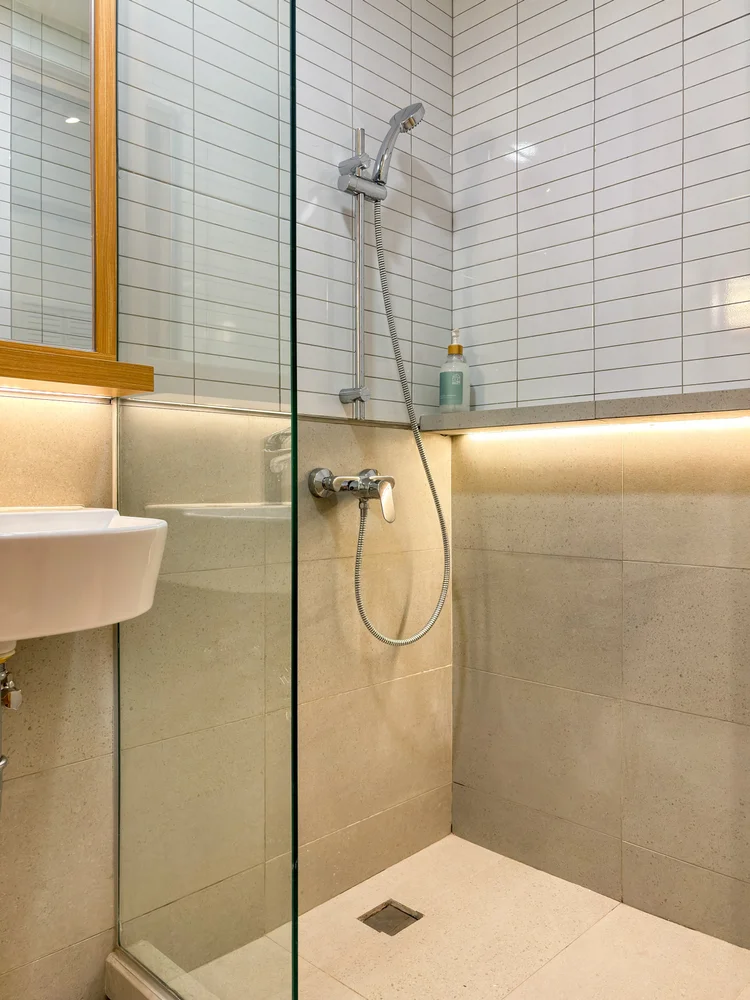 Omotesando: Shower dengan pemanas air, jadi selalu bisa mandi air hangat.