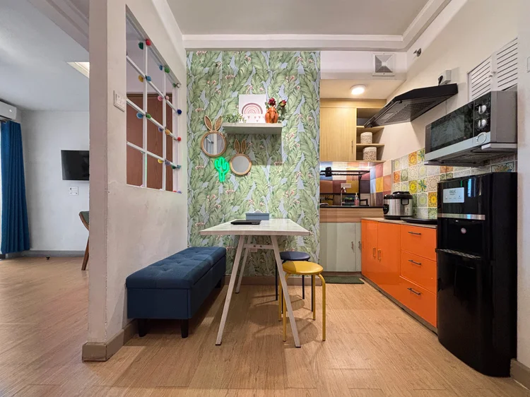 Barbados: Meja makan untuk 4 orang dengan bangku dan stool, tepat di depan dapur terbuka.