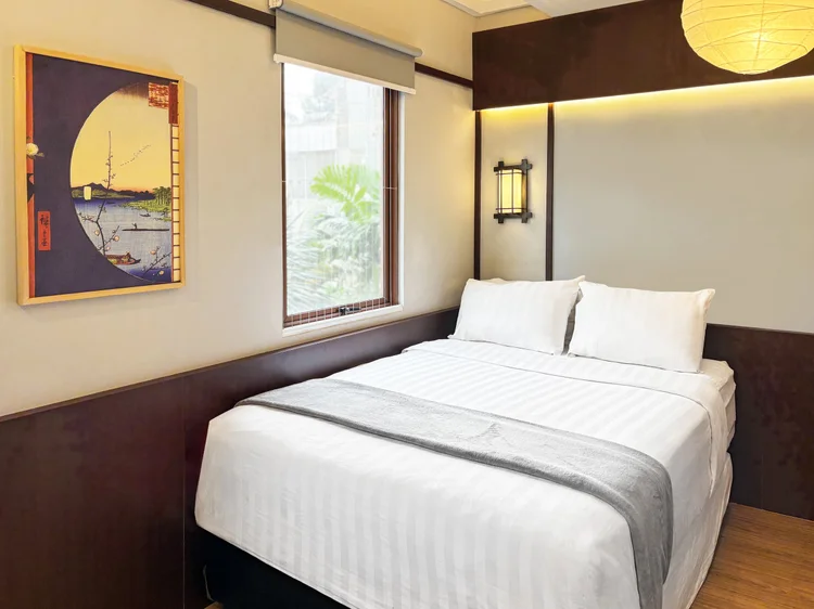 Shinjuku: Sprei putih di setiap kasur, standar yang sama di semua unit kami.
