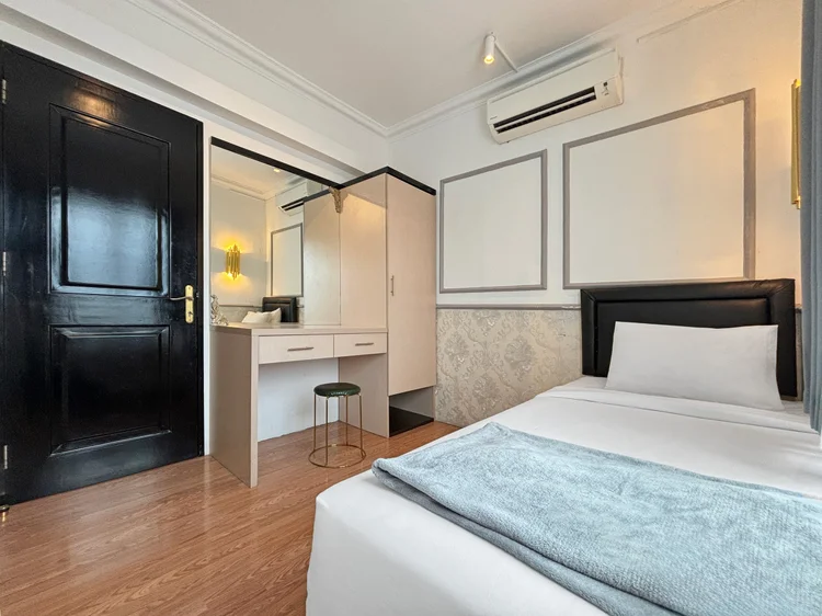 Paris: Kamar lain dengan sliding bed, meja rias, dan AC sendiri.