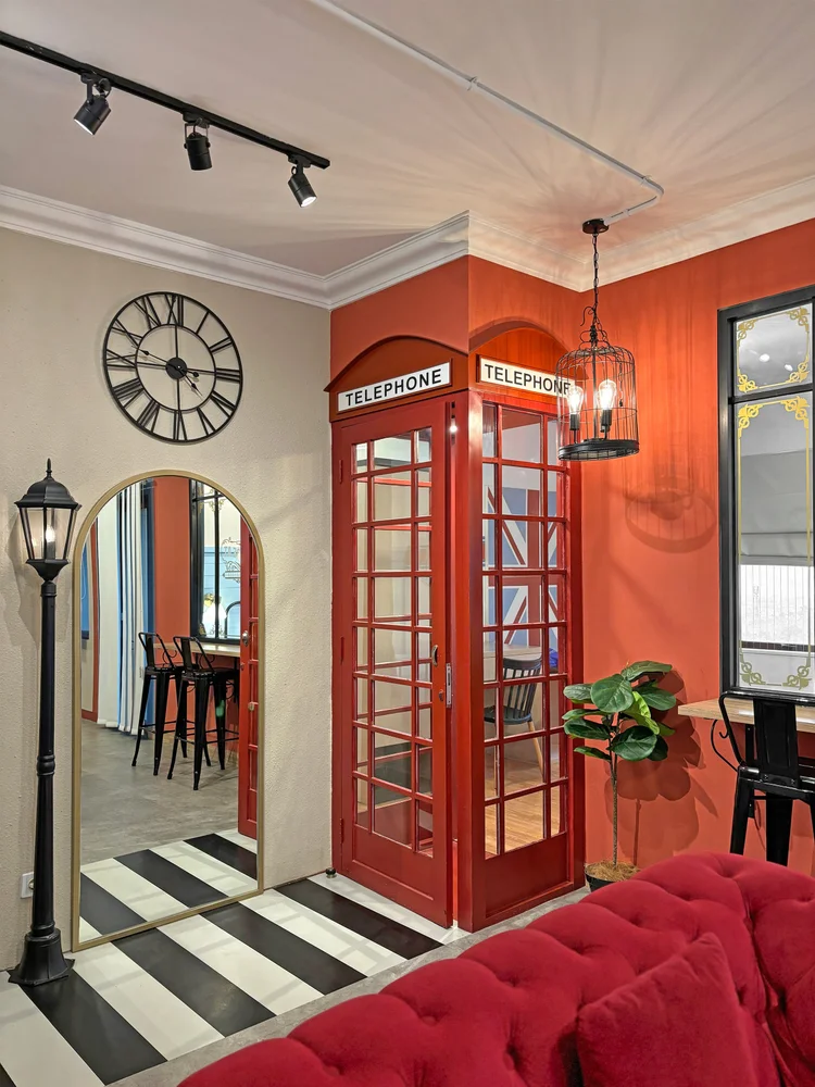 London: Lantai motif catur hitam putih di sepanjang lorong, detail khas gaya Inggris.