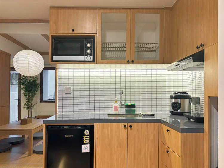 Nara: Dapur terbuka dengan microwave, rice cooker, dan kompor induksi.