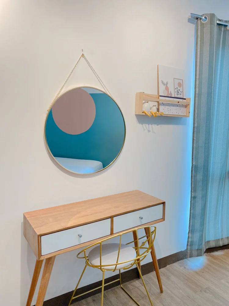 Madison: Meja rias dengan cermin di kamar, ada tempat untuk bersiap sebelum keluar.