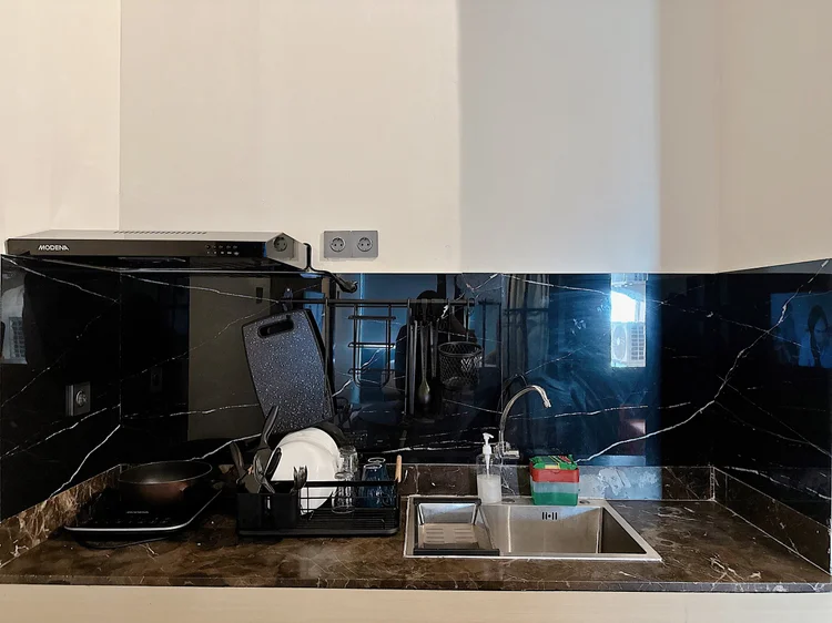 Boston: Dapur terbuka dengan kompor induksi; wok pan, pisau, dan talenan sudah tersedia.