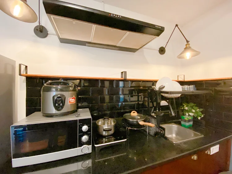 Palermo: Dapur terbuka: kompor induksi, cooker hood, microwave, dan rice cooker siap pakai.
