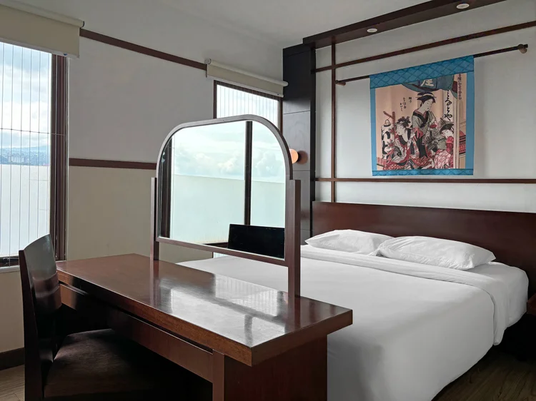Okinawa: Meja rias dan cermin ada di kamar ini, plus lukisan bergaya Jepang.