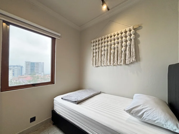 Saitama: Kamar dengan single bed di bawah jendela dan hiasan makrame.