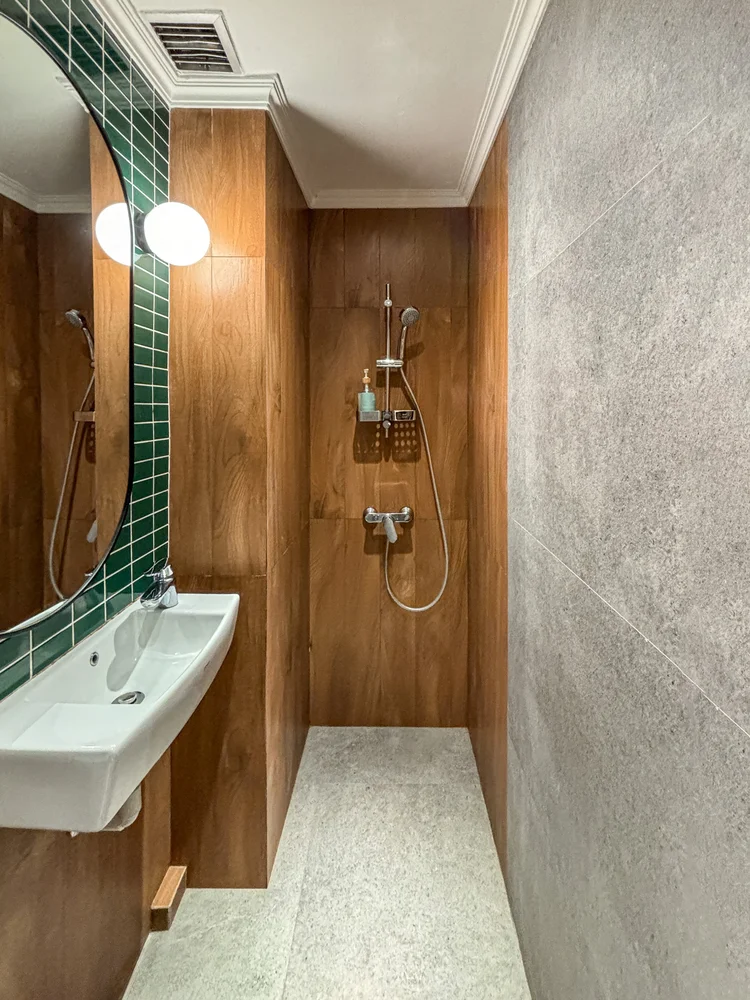 Kanazawa: Shower dengan air panas; sabun dan sampo sudah disiapkan seperti di semua unit.