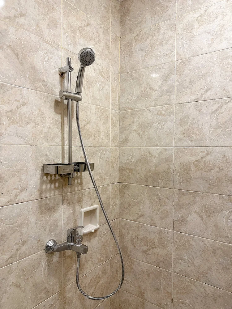 Amalfi: Shower dengan pemanas air, mandi hangat kapan saja.