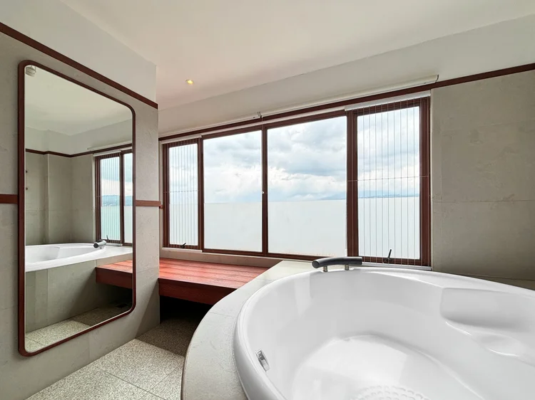 Okinawa: Private indoor onsen satu lagi di kamar mandi ini, salah satu dari beberapa di unit.