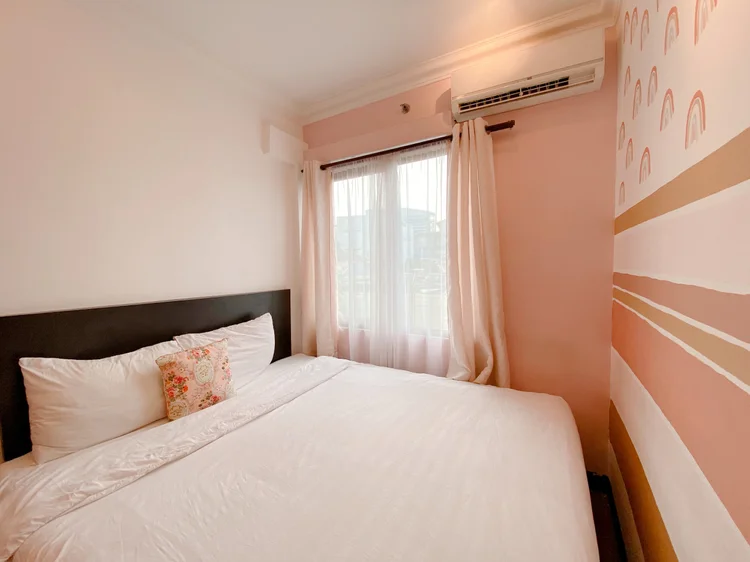 Madison: Kamar tidur dengan AC dan jendela sendiri, sprei putih standar semua unit kami.