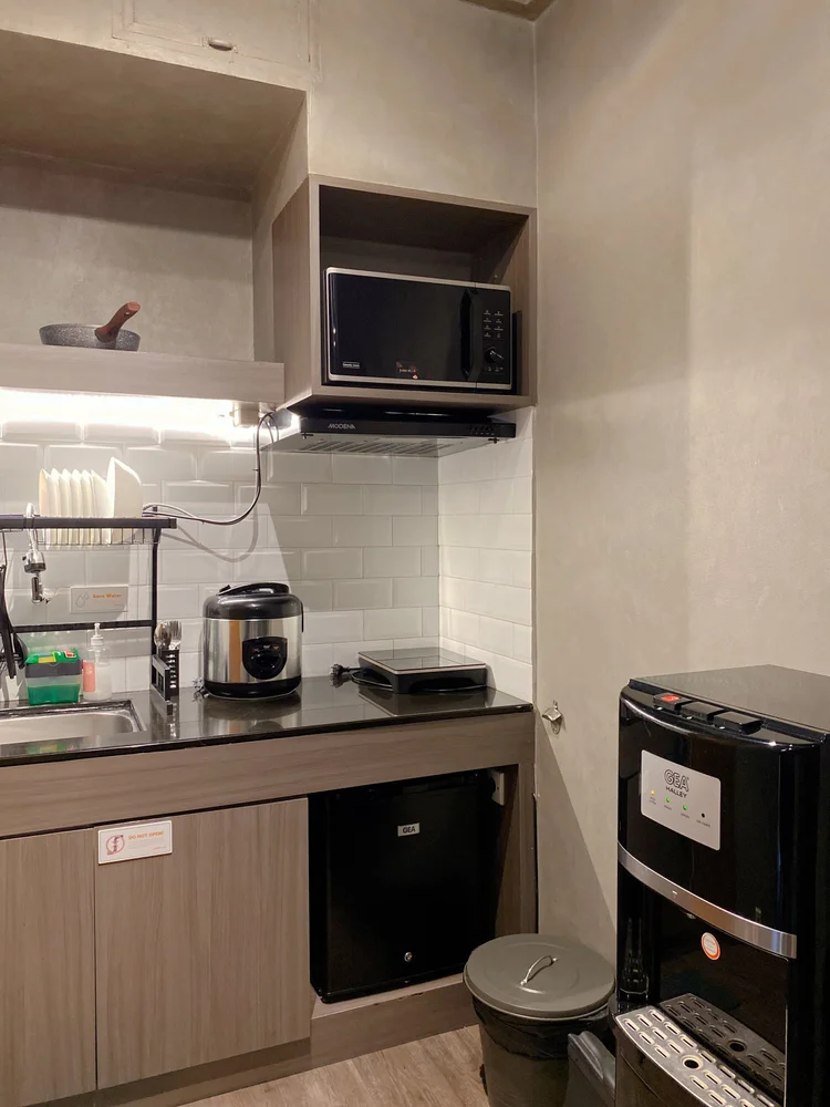 Kingston: Dispenser air minum di dapur; tiap unit punya galon cadangan.