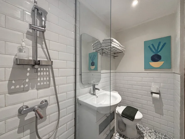 Santorini: Shower air panas dan wastafel, dibersihkan tim terlatih kami dengan standar CHSE sebelum tiap check-in.