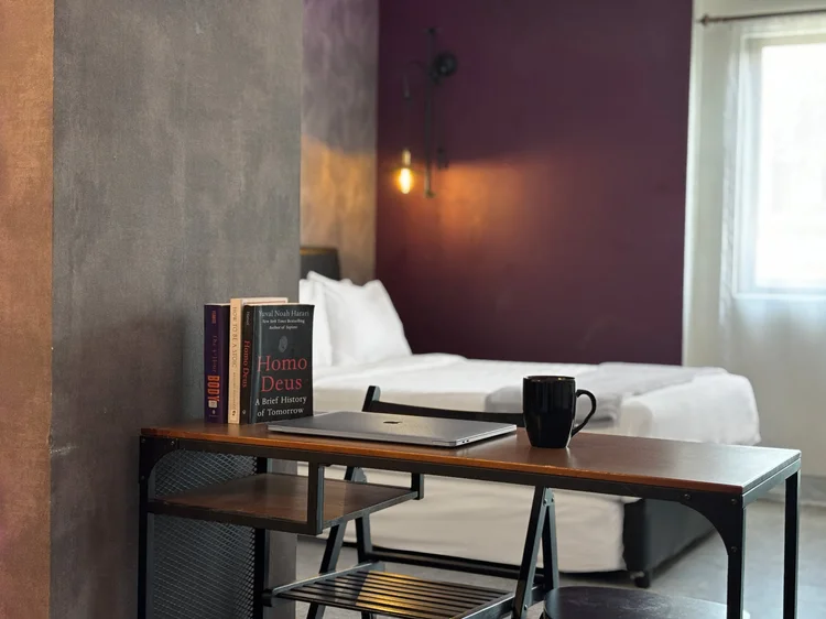 Copenhagen: Meja kerja di samping tempat tidur, dengan lampu baca sendiri.