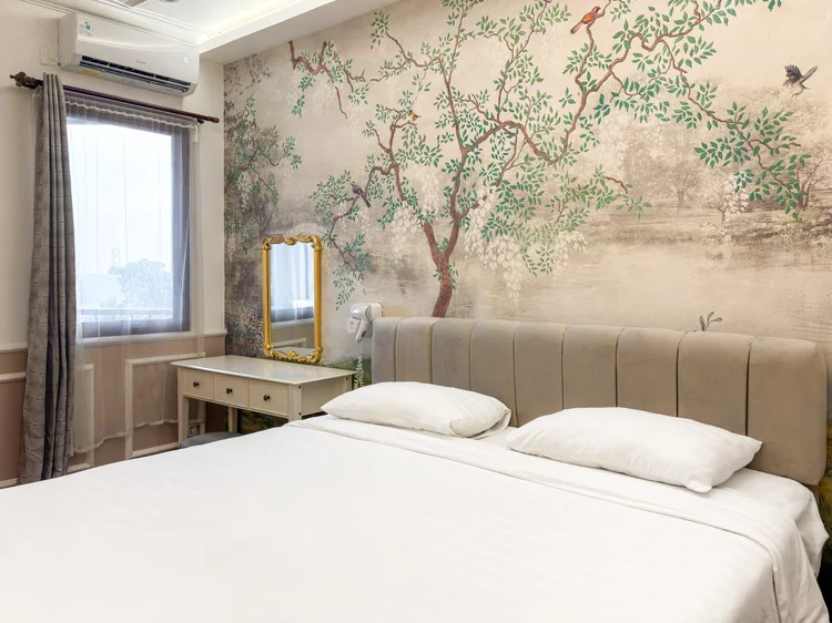 Salzburg: Kamar dengan meja rias, cermin berbingkai emas, dan jendela bertirai.