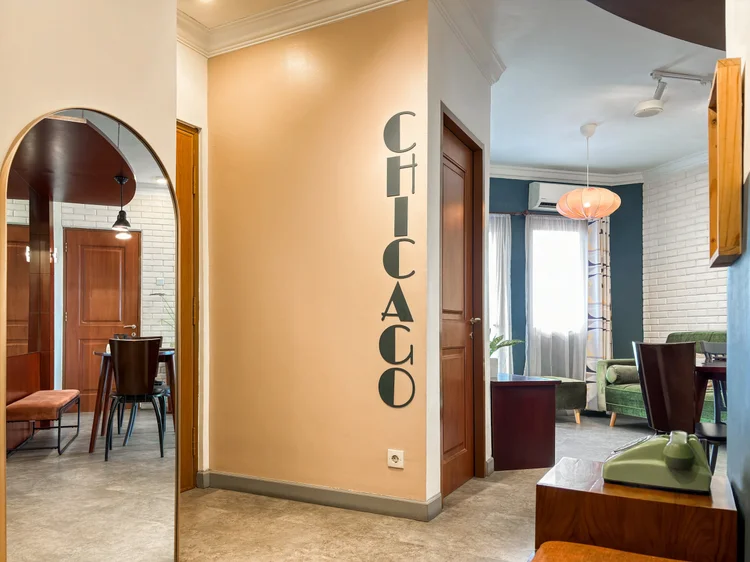Chicago: Koridor warna terracotta menghubungkan ruang keluarga dan area makan.
