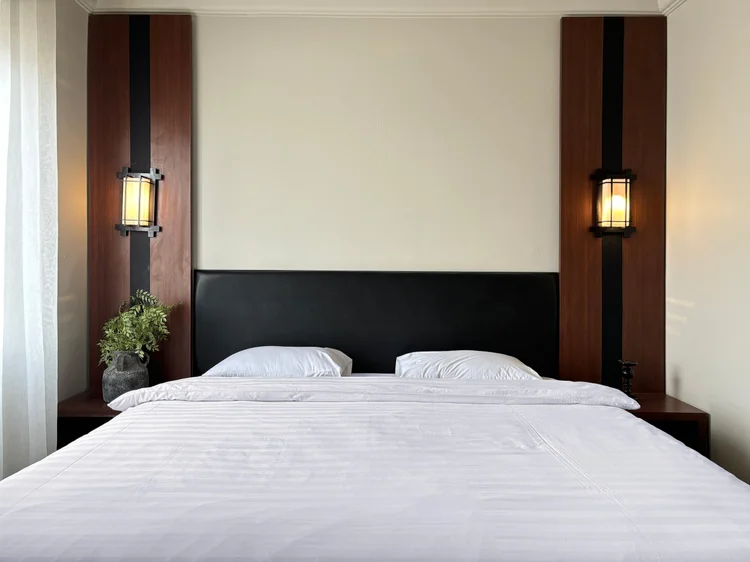 Saitama: Lampu dinding di sisi kepala tempat tidur; kamar utama punya AC dan kamar mandi dalam.