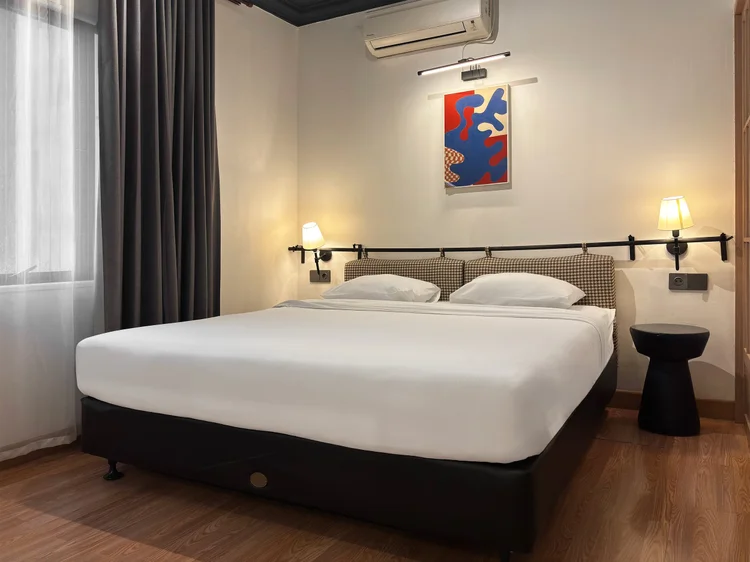 Kyoto: Sprei putih di tiap kasur Kyoto, standar yang sama di semua unit kami.