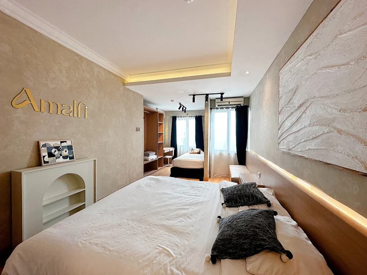 Amalfi: Kamar utama dengan king bed dan single bed, cukup untuk bertiga.