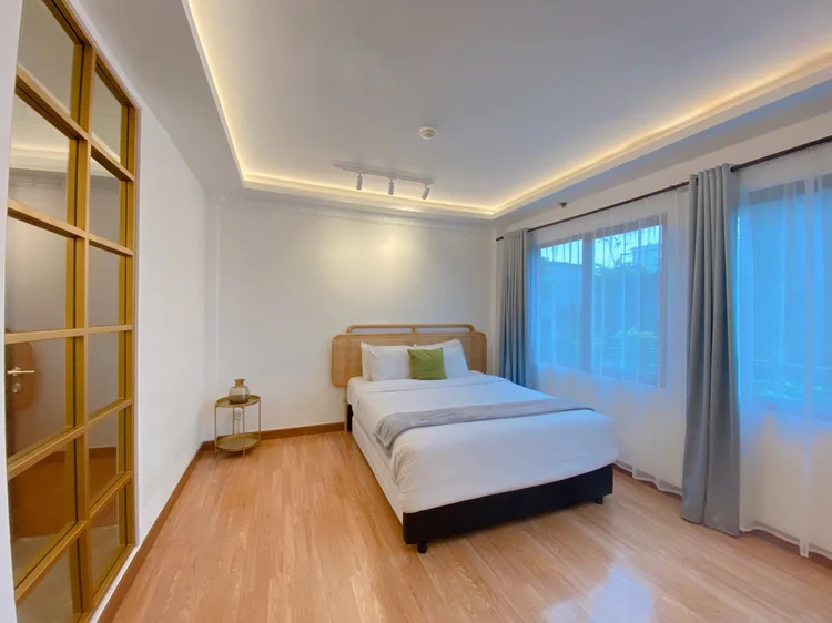 Budapest: Area tidur dengan kasur sliding queen 160 cm, bisa ditarik jadi dua.