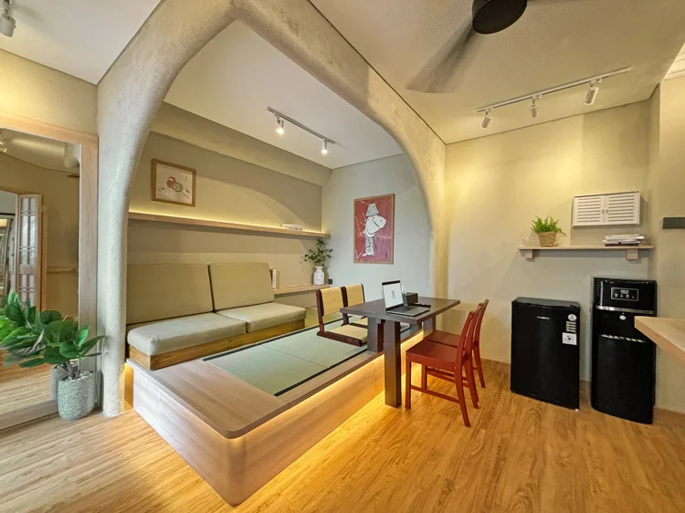 Nakameguro: Ruang keluarga Nakameguro: sofa lantai di atas tatami dan meja makan berkursi merah.