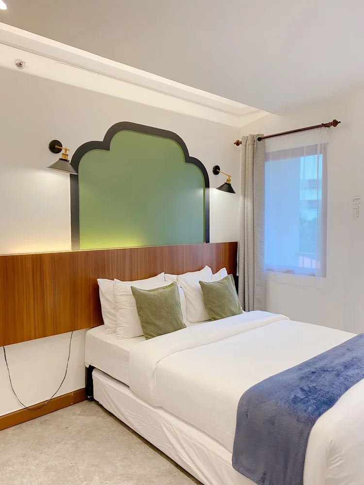 Saigon: Kasur sliding dengan AC di area tidur; bagian bawahnya bisa ditarik jadi kasur terpisah.