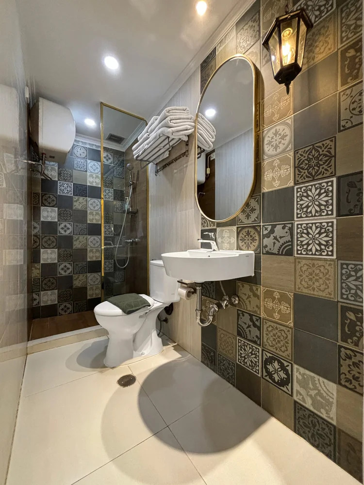 Florence: Kamar mandi dengan keramik mosaik warna-warni dan wastafel sendiri.