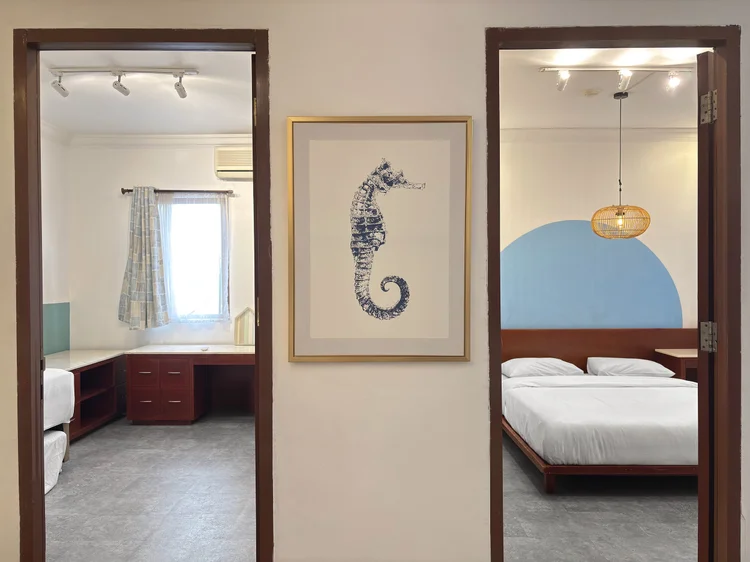 Santorini: Dua kamar tidur bersebelahan, masing-masing dengan AC sendiri.