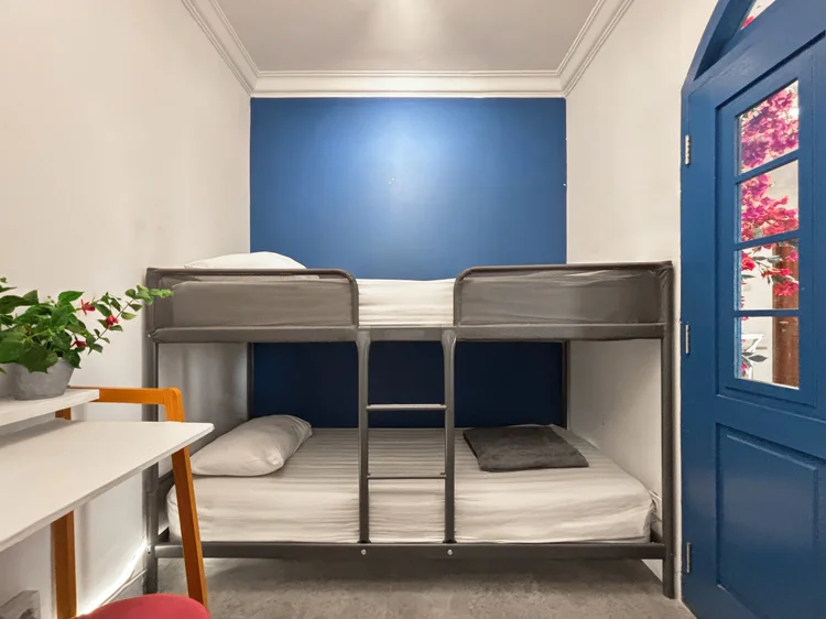 Santorini: Ranjang susun untuk berdua, dengan AC sendiri dan kamar mandi kecil di dalam.