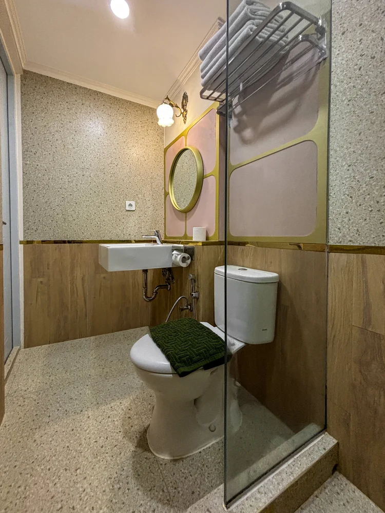 Batavia: Kamar mandi dengan shower air panas, dibersihkan tim kami sesuai standar CHSE sebelum check-in.