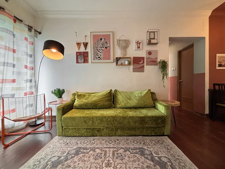 Namibia: Muat 7, maks. 9 dengan extra bed: ruang tamu Namibia dengan sofa beludru hijau.