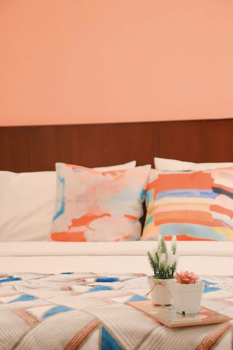 Havana: Sprei putih dengan bantal warna-warni, standar sprei yang sama di semua unit kami.