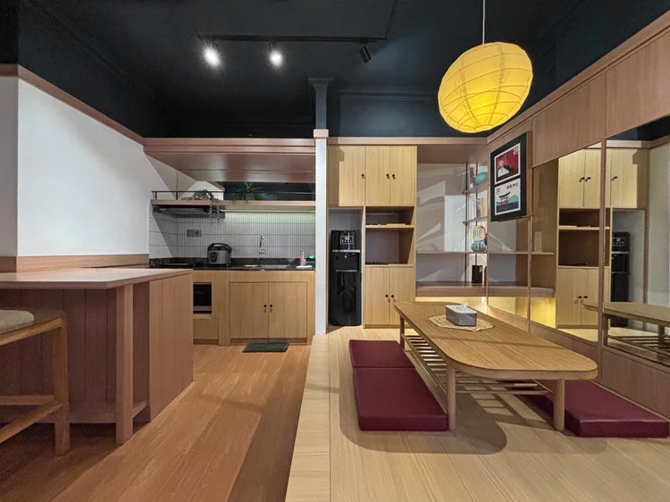 Kyoto: Kitchen island dengan kursi bar untuk dua orang, tempat sarapan santai.
