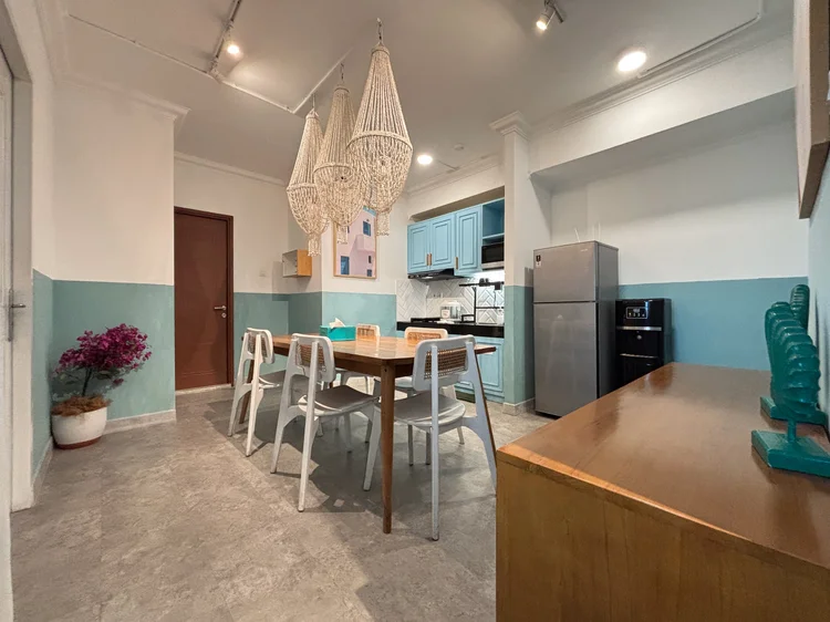 Mykonos: Meja makan dan dapur terbuka dalam satu ruang, kulkas ber-freezer di sudut.